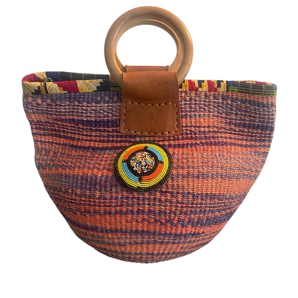 African Hand Woven Raffia Fibers
Handbag with Wooden Handle granny core - Picture 4 of 4